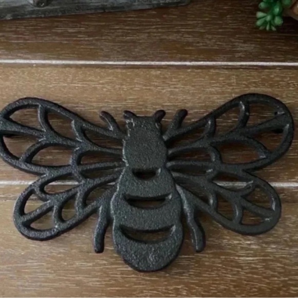 New Rustic Farmhouse Metal Bee Trivet - Picture 2 of 3